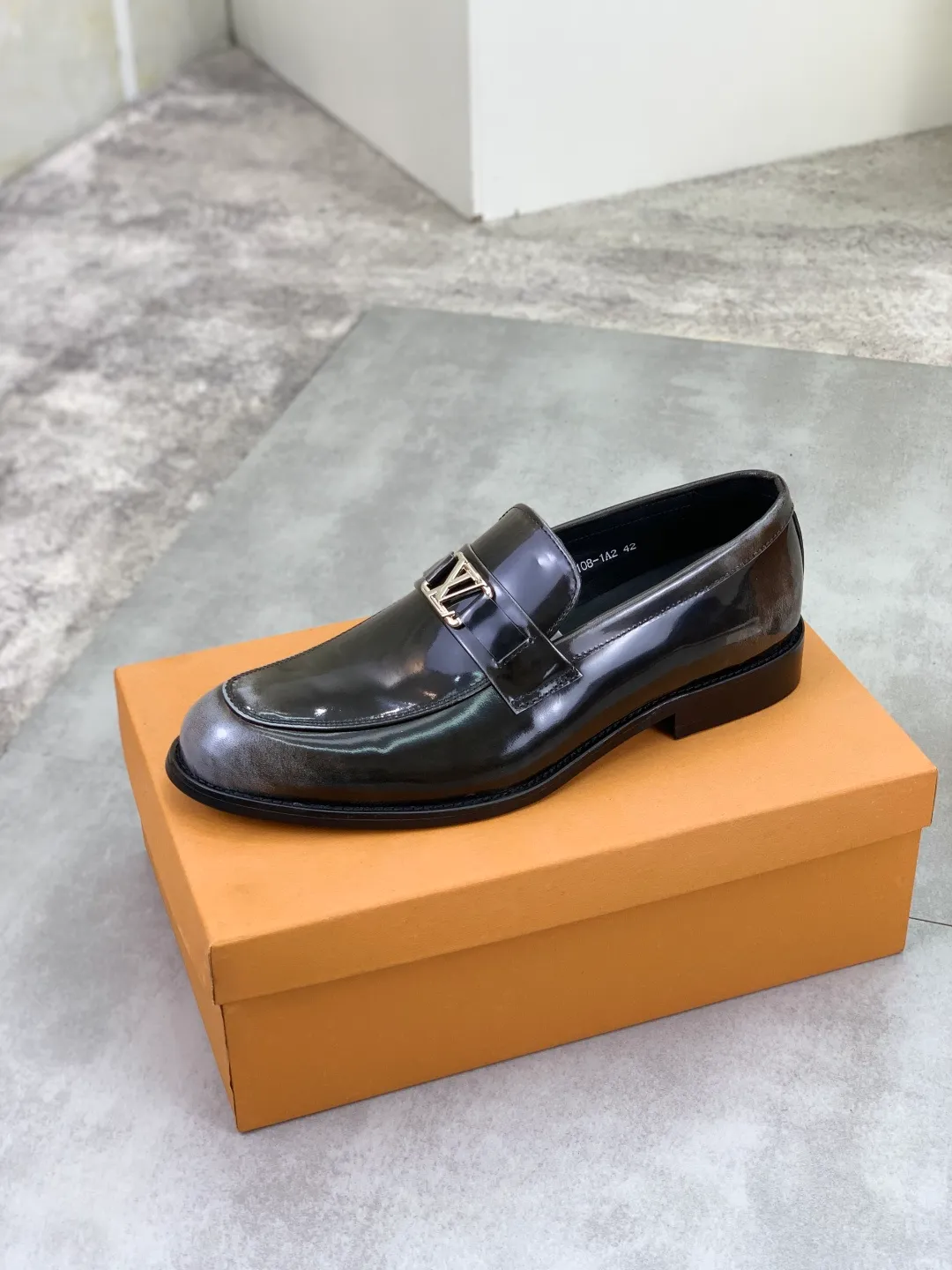 Men's shoes 💰P460💰[New model] Water-dyed cow lining 🆘 LV Louis Vuitton business leather shoes, made of original imported Italian 🇮🇹 calfskin, full cowhide lining, carefully handmade by professional shoemakers, the original version is specially designed for wear-resistant outsole. Standard code: 39-45 5️⃣color🉑️select